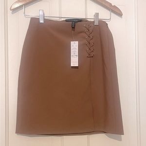 ***Additional Sale***White House/Black Market NWT beige skirt. Size 00 Org $36